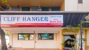 Hotel Cliffhanger, met een bord waarop comfortkamers en een receptie staan aangegeven.