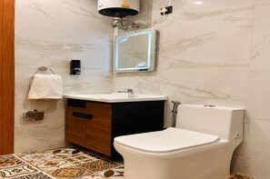 Buồng tắm vòi sen, khăn tắm, xà phòng, giấy vệ sinh 