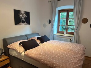 3 makuuhuonetta, silitysrauta/-lauta, vauvan matkasänky, Wi-Fi
