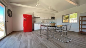 Wasserkocher mit Kaffee-/Teezubehör, Kühlschrank, Mikrowelle