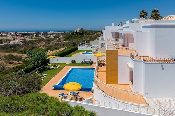 Villa Sleeps 8 With Pool And Parking - Albufeira