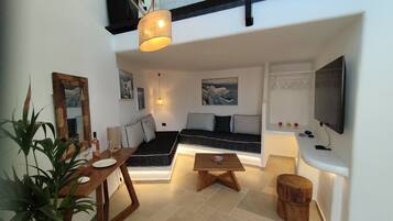 Loftsrom – deluxe, sjøutsikt | Oppholdsområde