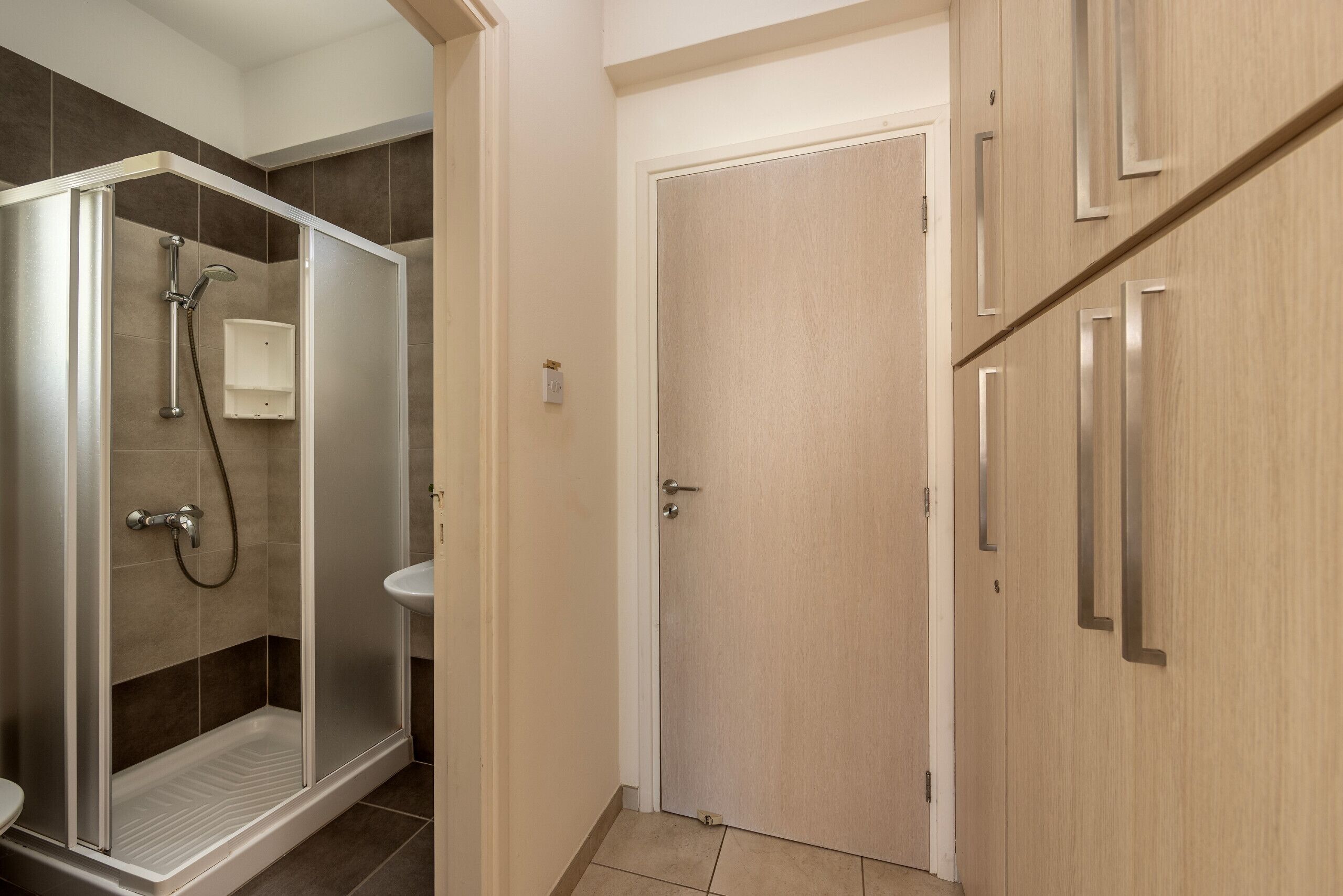 Ein Badezimmer mit Dusche, Toilette und Waschbecken.