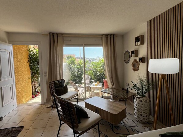 Living area - T3 Pavilion with A/C, terrace and private parking in Canet-en-Roussillon (Canet-en-Roussillon)