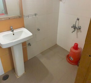 Room | Bathroom | Towels, soap, shampoo, toilet paper - Ghar Mithbavkaranche (Tarkarli)