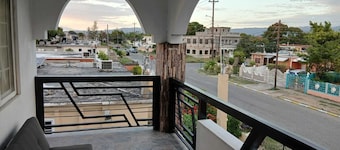 The Pines -Spacious 2-BR, Bright & Private Top Floor Retreat - Portmore Pines