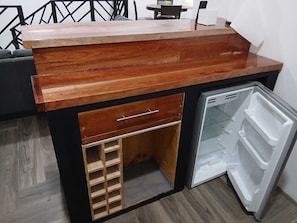 Eine Küche mit einer Holz Arbeitsplatte, einem eingebauten Kühlschrank und einer Holzeinrichtung.
