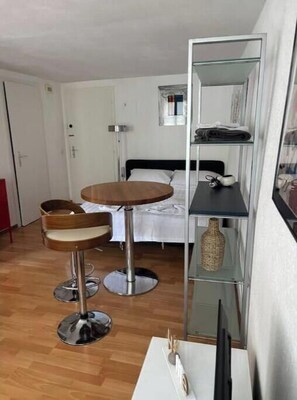 Internet, bed sheets - Cool apartment by the cathedral (Fribourg)