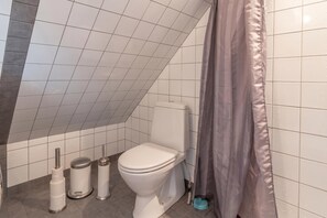 Family House, 3 Bedrooms, Balcony (The Aspö Hideaway 80) | Bathroom - The Aspö Hideaway (Drottningskär)