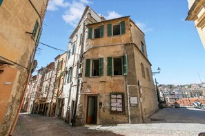A narrow street with old buildings, a narrow entrance, and a clear sky. - Palma Cabin Renovated Flat Old Town (Sanremo)