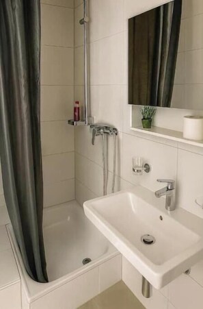 Shower, hair dryer, towels, soap - Central and cozy next to the cathedral (Fribourg)