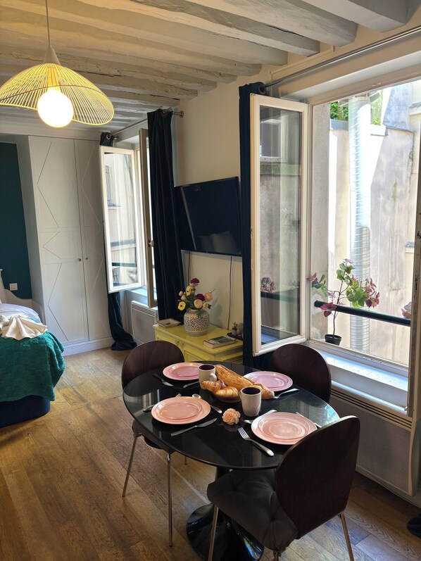 Dining - Vrbo Property (Paris)
