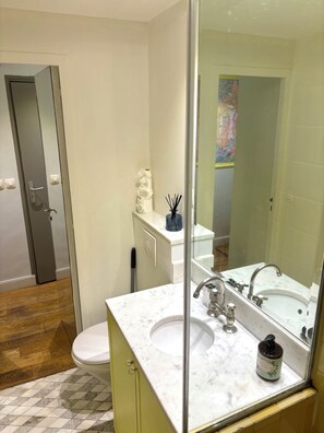 Ducha, secador de pelo, toallas, jabón