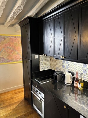 Private kitchen - Vrbo Property (Paris)