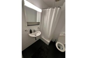 Dusj, hårføner, håndklær og såpe