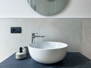 Dutxa, assecador de cabells, bidet i tovalloles