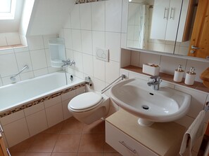 Hair dryer, towels, soap, toilet paper - Vrbo Property (Wiehl)