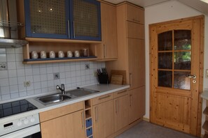 冷蔵庫、オーブン、コンロ、食器洗い機