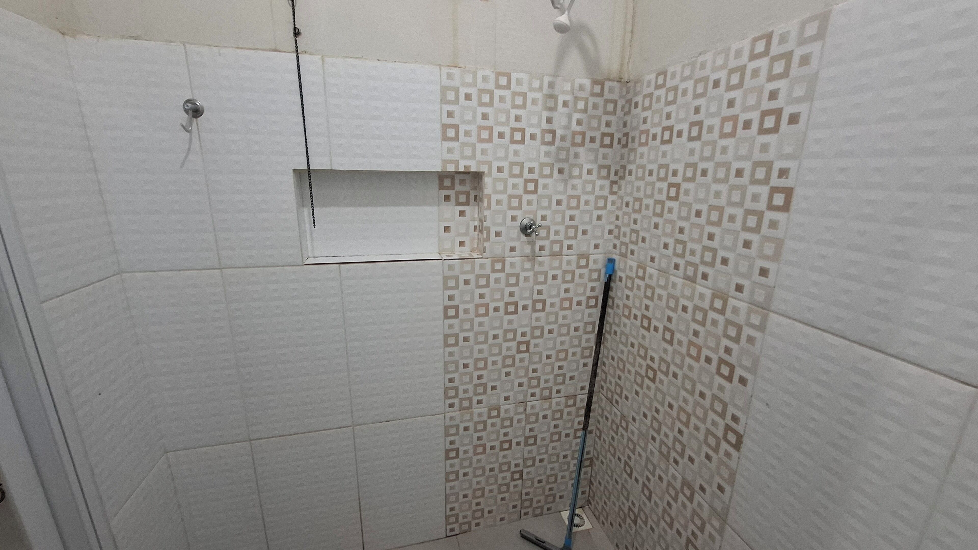 Toalhas de banho, sabonete, papel higiênico 