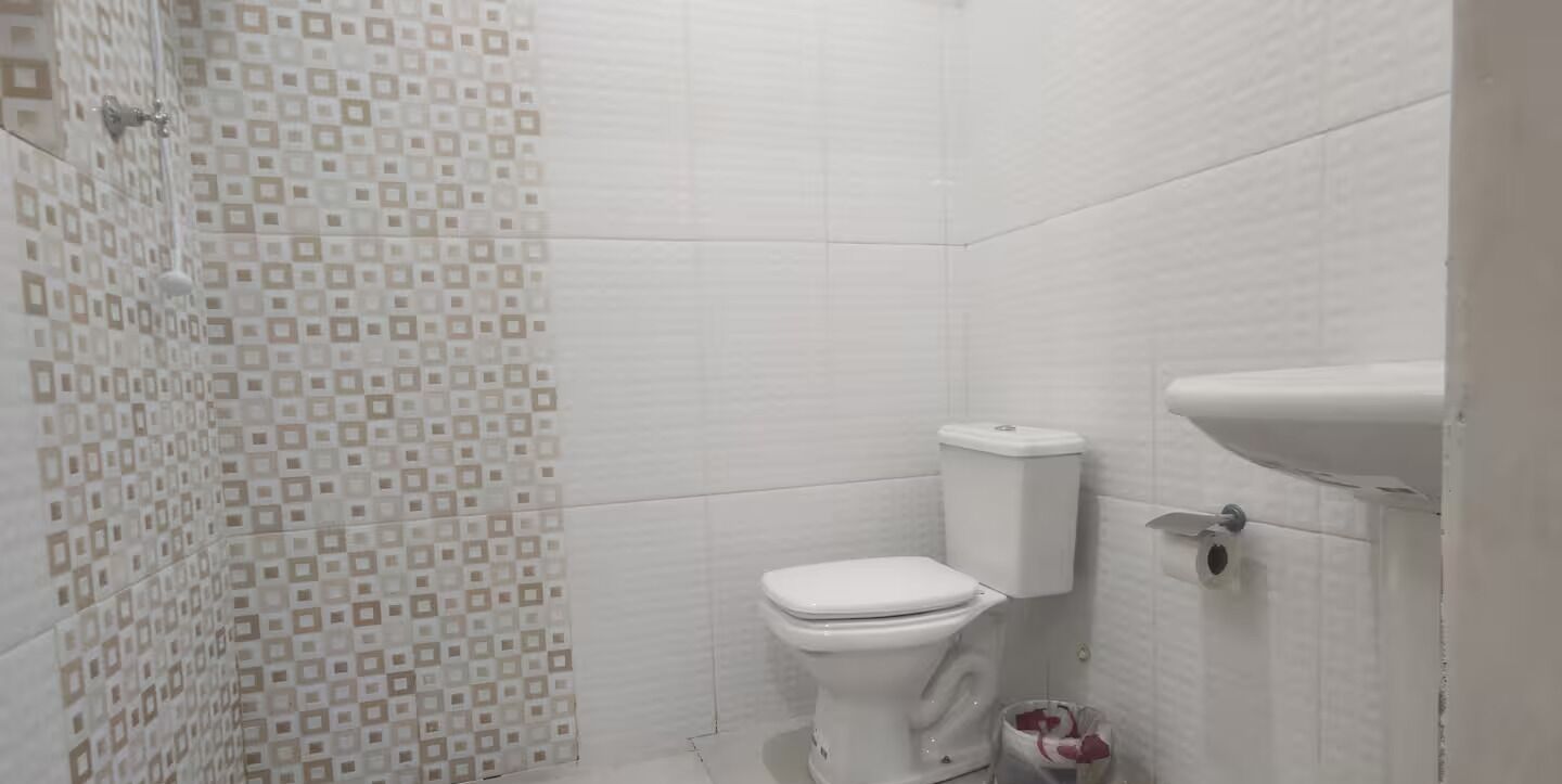 Toalhas de banho, sabonete, papel higiênico 