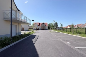 A residential street with houses, a clear sky, and a parking area. - Dreams of Water Nymphs, House for 6 People with Parking (Le Crotoy)
