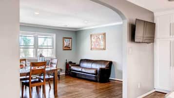 House (4 Bedrooms) | Interior
