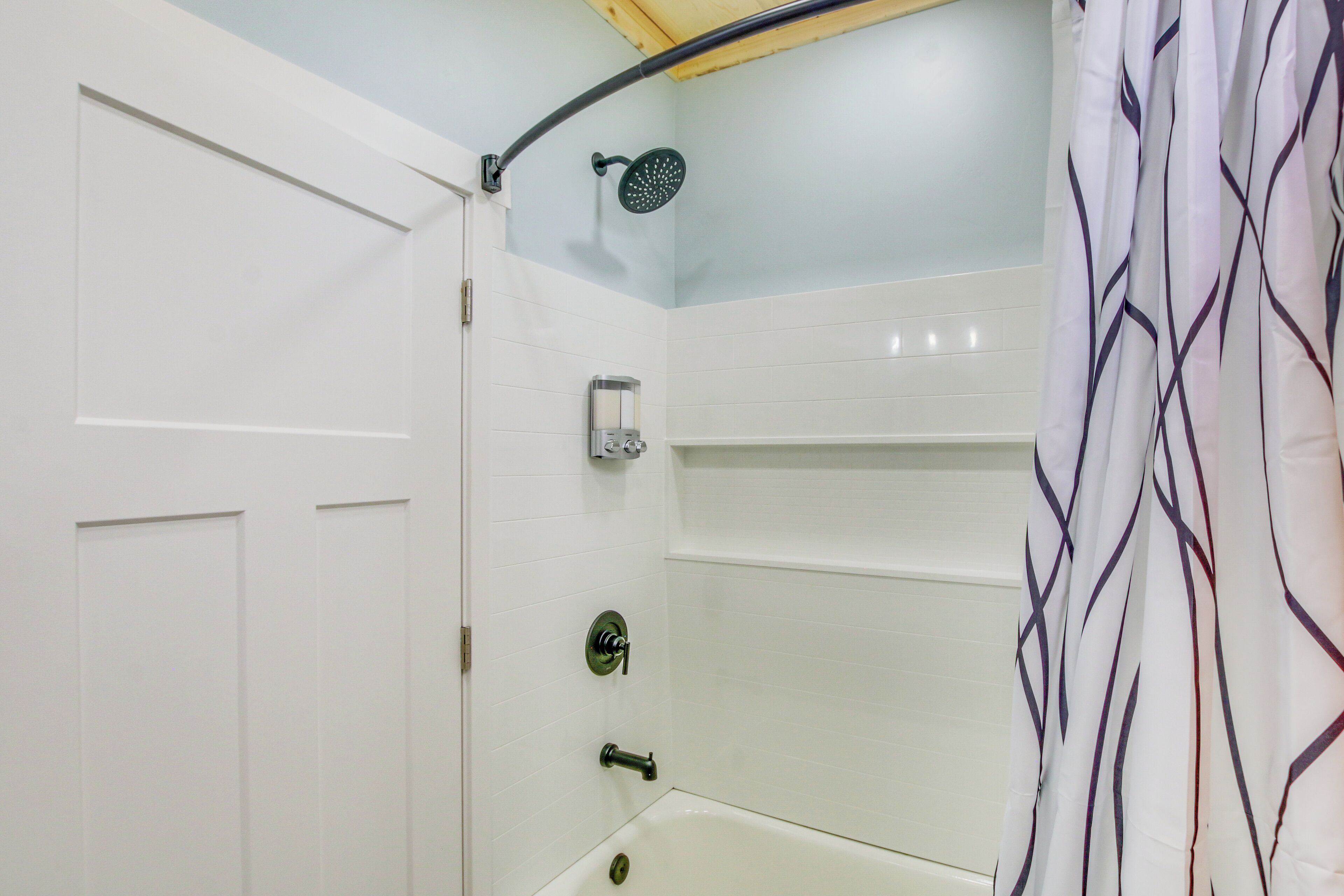 Une salle de bain avec une douche, des toilettes et une baignoire.