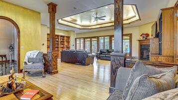 House (5 Bedrooms) | Interior