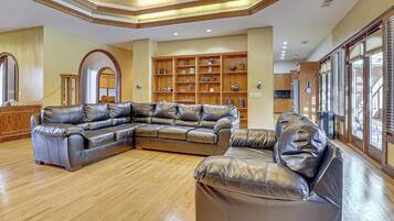 House (5 Bedrooms) | Interior