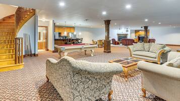 House (5 Bedrooms) | Interior