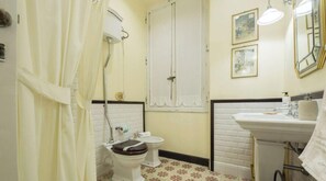Regadera, bidet, toallas, shampoo 