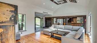 90-acre Gem w/ Custom Pool & 2 Ponds in Jefferson