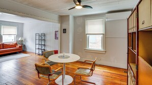 A room with a round table, four chairs, a ceiling fan, and wooden flooring. - Walk to Everything! Dtwn Hudson Apartment (Hudson)