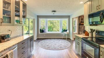 House (5 Bedrooms) | Interior