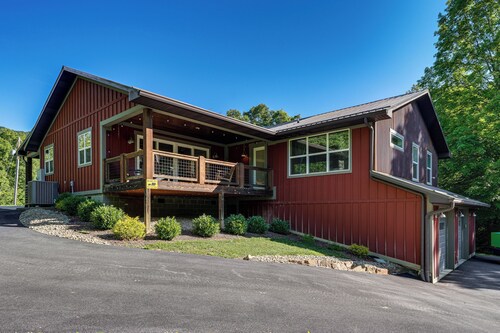 Group-friendly Kingsport Home w/ Game Room, Decks!