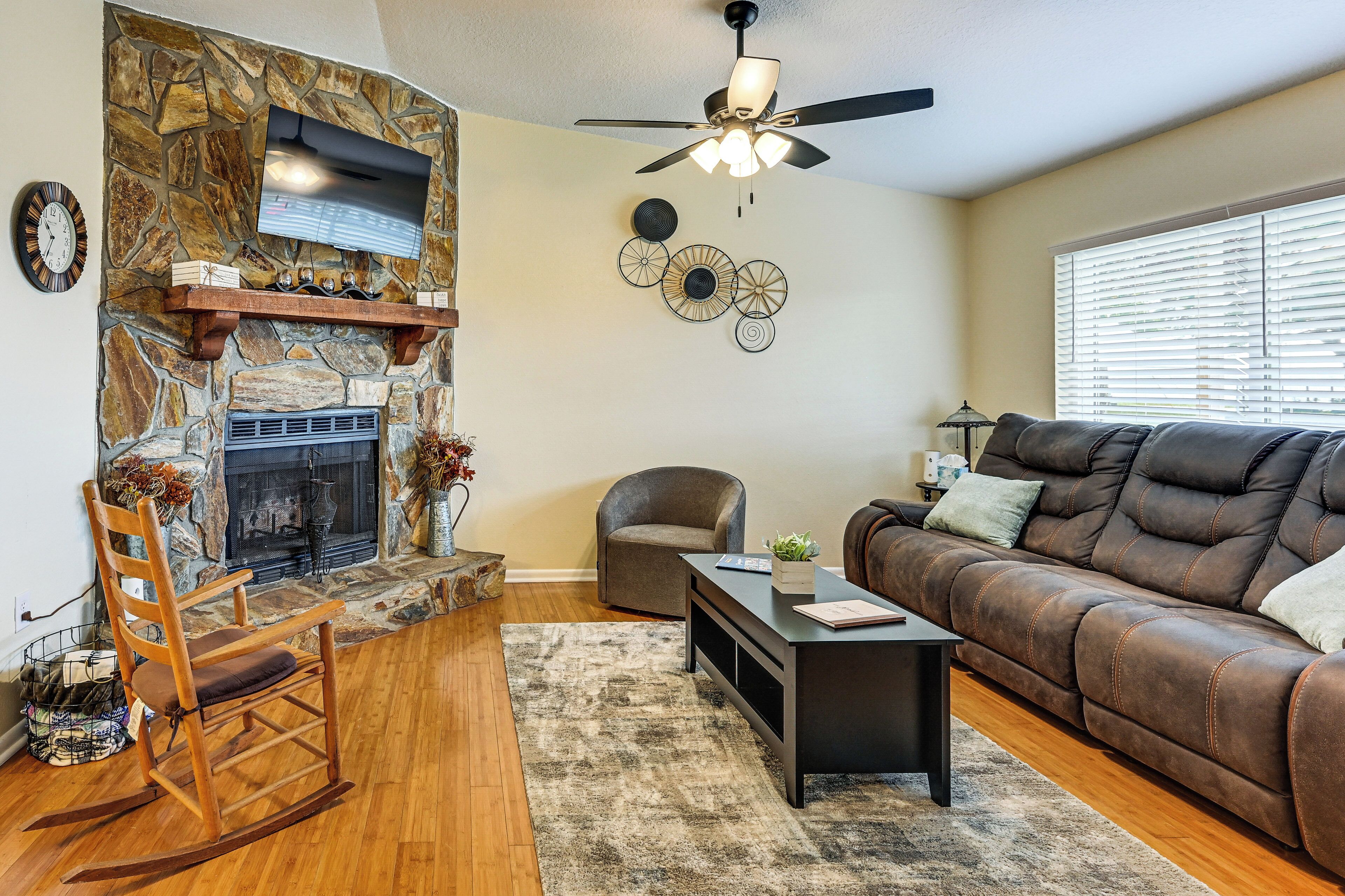 Walk to Lake Ariana Park! Home w/ Screened Porch - Polk City, FL