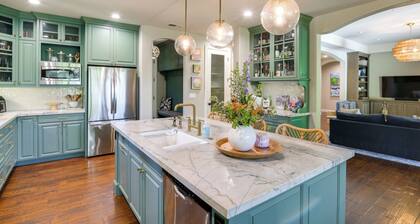 6 Mi to Dtwn Chico! Luxe Art-filled Oasis w/ Patio