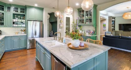6 Mi to Dtwn Chico! Luxe Art-filled Oasis w/ Patio