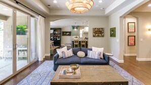 Un soggiorno con divano, tavolino e lampadario.