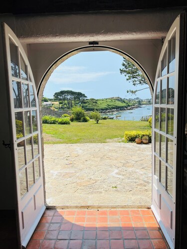 Granite house by Portsall fishing port in Brittany