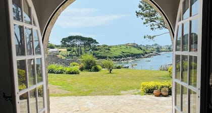Granite house by Portsall fishing port in Brittany
