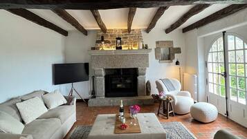Télévision, cheminée