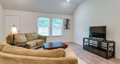 Piney Woods Escape! Magnolia Home w/ Lake Access