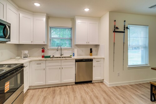 Piney Woods Escape! Magnolia Home w/ Lake Access