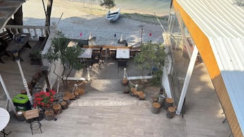 Dobbelt- eller tomannsrom, strandutsikt | Utendørsservering