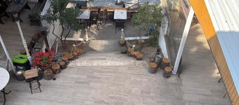 马纳斯特尔隐居处酒店