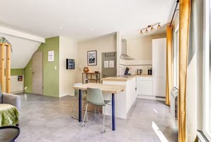 Kühlschrank, Mikrowelle, Herdplatte, Geschirrspüler