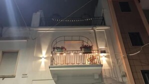 A building with a balcony, a door, and a window. - B&B Luna Rossa (Altamura)