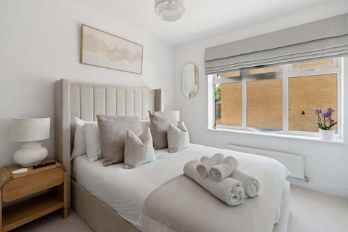Virginia Water - 2 Bed w/ Parking - By Tempstay
