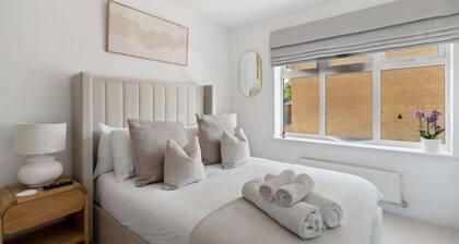 Virginia Water - 2 Bed w/ Parking - By Tempstay